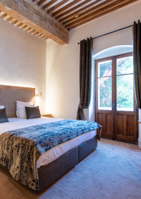 Chambres<br>vue jardin, village & cloître <span class="btn">découvrir</span> -image